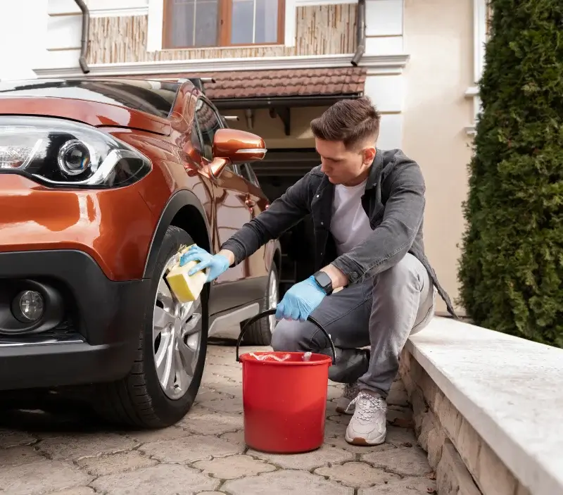 Lavage auto à domicile Le Fel : professionnel intervenant sur un véhicule